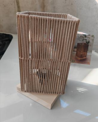 Abatjour fatta di legno con le corde e a pile