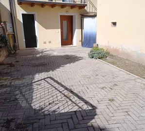 Bilocale con corte esclusiva