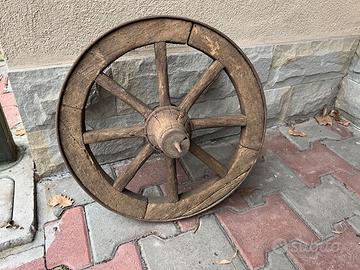 Antica ruota per carriola in legno d'epoca