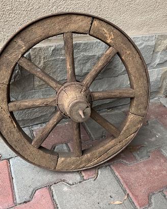 Antica ruota per carriola in legno d'epoca
