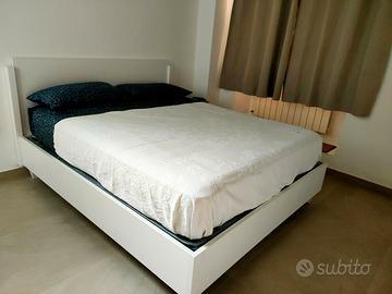  Letto matrimoniale con materasso incluso 