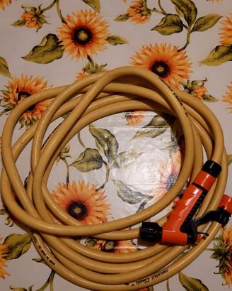 Tubo per irrigazione giardino con erogatore