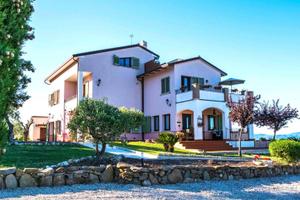 Rustico / Casale di 366 m² con più di 5 locali e b