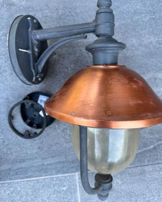 Lampada da parete usata da esterno in ottone