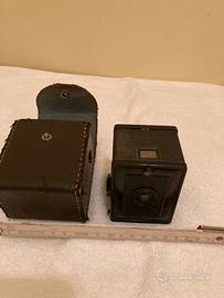 Antica macchina fotografica compatta con astuccio