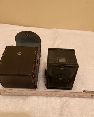 Antica macchina fotografica compatta con astuccio