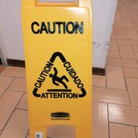 cartello per pavimento bagnato 