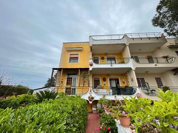 Villa disposta su tre livelli con ampio giardino