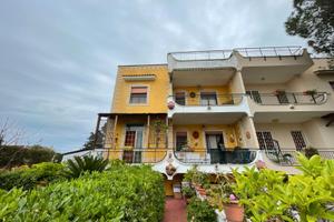 Villa disposta su tre livelli con ampio giardino