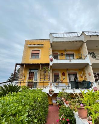 Villa disposta su tre livelli con ampio giardino