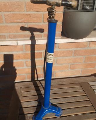 pompa blu