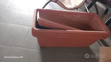 VASI IN PLASTICA DA 1 MT E TAVOLINO IN CERAMICA