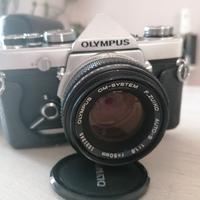 macchina fotografica olympus om 1 con obiettivi