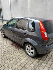 Ford Fiesta 1.4 grigia