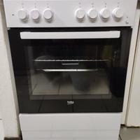 Cucina Beko con piano cottura a gas e forno
