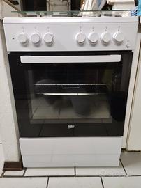 Cucina Beko con piano cottura a gas e forno