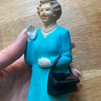 Regina Elisabetta II statuina solare che saluta