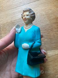 Regina Elisabetta II statuina solare che saluta