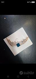 Spilla Mezzaluna Dorata con Strass e Pietra Blu