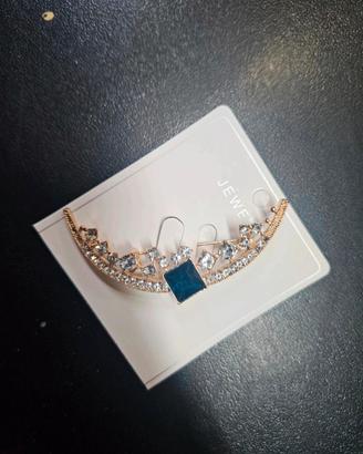 Spilla Mezzaluna Dorata con Strass e Pietra Blu