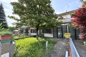 Villa schiera con tre camere e giardino