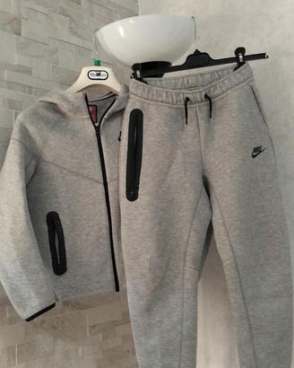 tuta  originale Nike Tech Fleece di 10/12anni