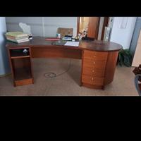 scrivania in legno artigianale con cassetti