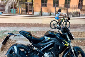 naked nera con dettagli giallo fluo, molto curata
