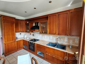 Cucina legno massello con elettrodomestici