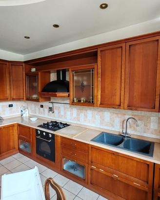 Cucina legno massello con elettrodomestici