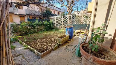NOVILARA SCHIERA CON GIARDINO TAVERNA E GARAGE.