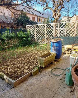 NOVILARA SCHIERA CON GIARDINO TAVERNA E GARAGE.