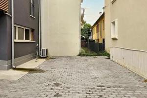 Posto auto privato in giardino recintato