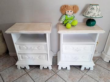 comodini in radica di noce Shabby chic. 