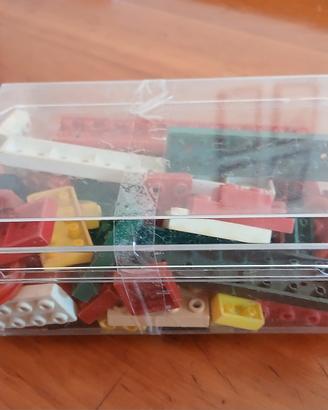Un centinaio di mattoncini Lego