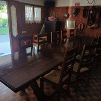 Grande tavolo da taverna e 10 sedie