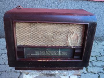 Radio piccola depoca a valvole R9