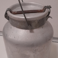 Vecchio contenitore latte