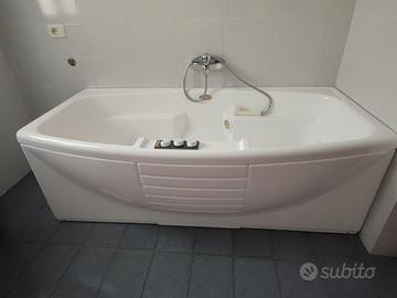 vasca idromassaggio Jacuzzi 