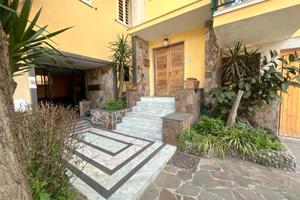 Sant'anastasia- palazzina+ locali+depositi