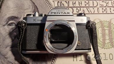 Macchina fotografica Pentax K1000 vintage rullino