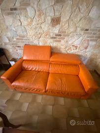 Divano in pelle, pouffe in omaggio