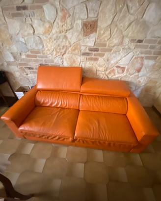 Divano in pelle, pouffe in omaggio