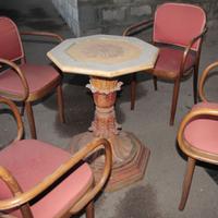 tavolo in cristallo e sedie