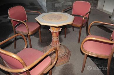 tavolo in cristallo e sedie