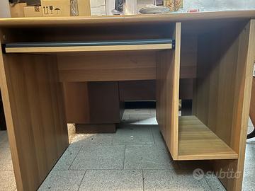 Scrivania con porta computer