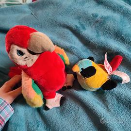 Peluche di pappagallo e uccellino
