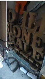 Insegna von lettere in ottone