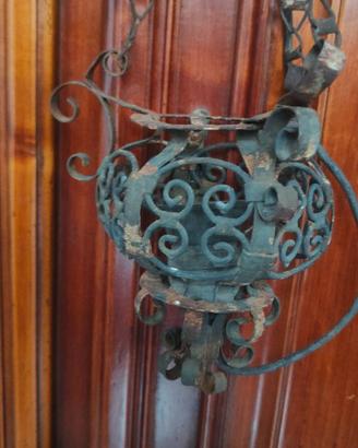 Antica lampada da parete in ferro