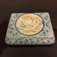 Scatola portagioie con coperchio in maiolica